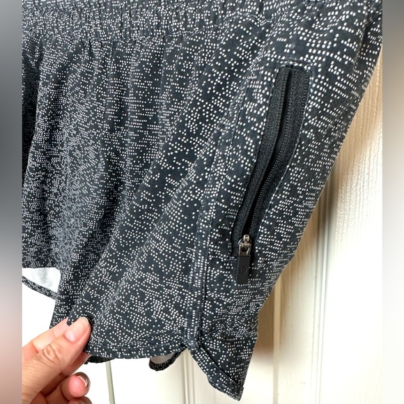 LULULEMON 12 Tracker Shorts in Sound Wave Polka Dot Pattern Black White Running - Picture 8 of 13